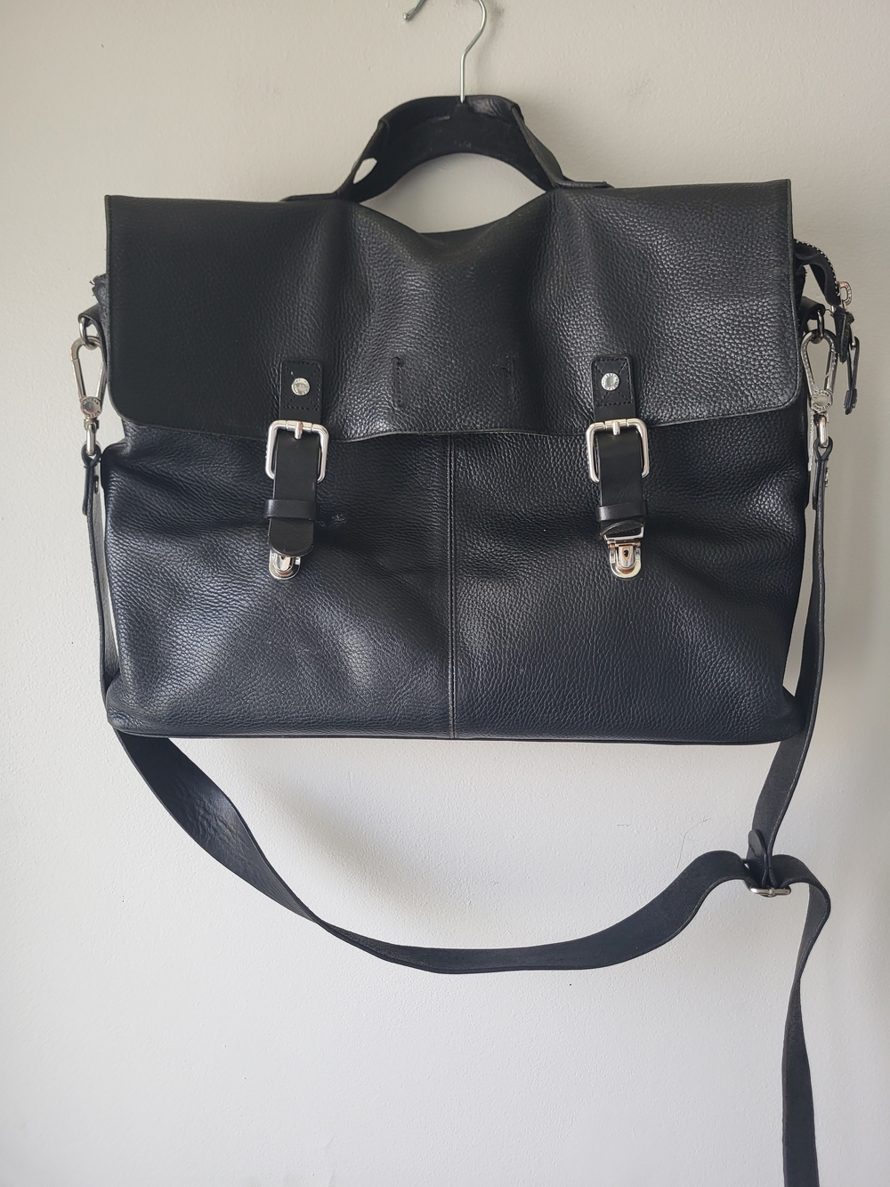 RUDSAK Black Leather Men's Messenger Lap Top Everday Bag with Silver Hardware